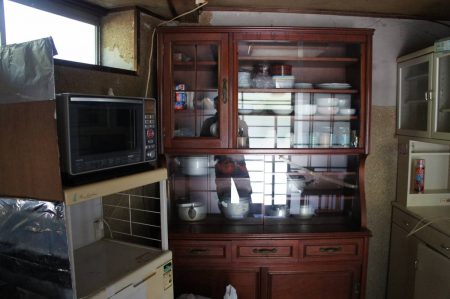 大きな食器棚は十分使えます。